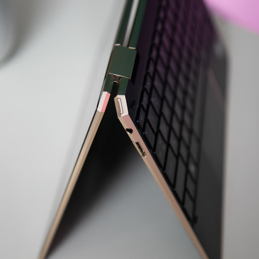 Laptop HP Spectre x360 Convertible 13-aw0181TU (8YQ35PA) (i7 1065G7/16GB RAM/512GB SSD/13.3 inch UHD/FP/Win 10)