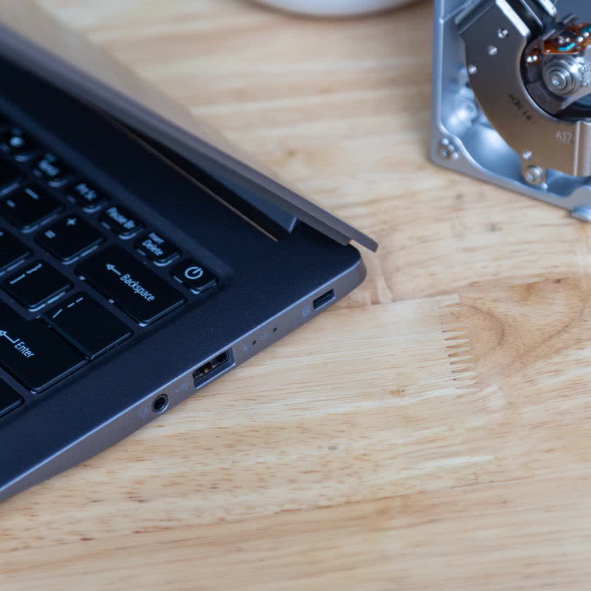 Laptop Acer Swift 3 SF314-41-R8G9 (NX.HFDSV.003) (R7 3700U/8GB RAM/512GB SSD/14 inch FHD IPS/Win 10/Bạc)