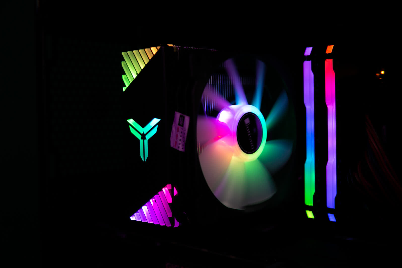 PC GAMING FALCON 037 (R7 3700X/X570/16GB RAM/250GB SSD/1TB HDD/GTX 1660 Super/550W/Tản CR-1000GT/RGB