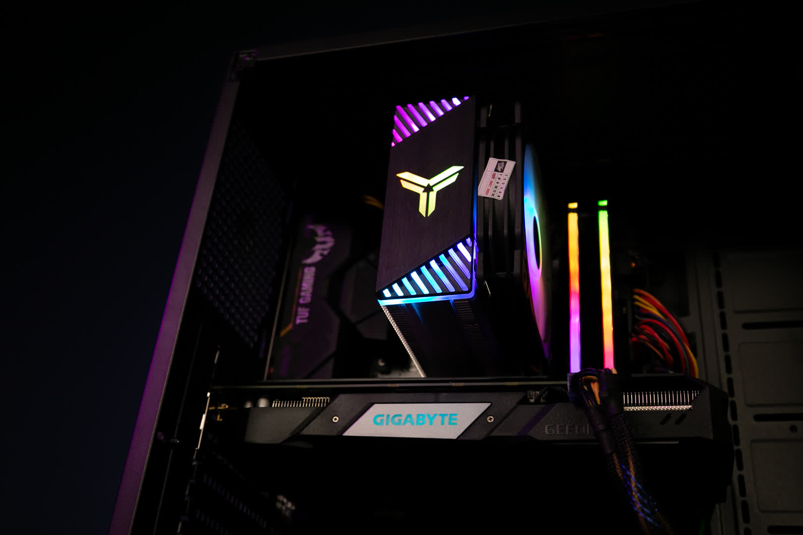 PC GAMING FALCON 037 (R7 3700X/X570/16GB RAM/250GB SSD/1TB HDD/GTX 1660 Super/550W/Tản CR-1000GT/RGB
