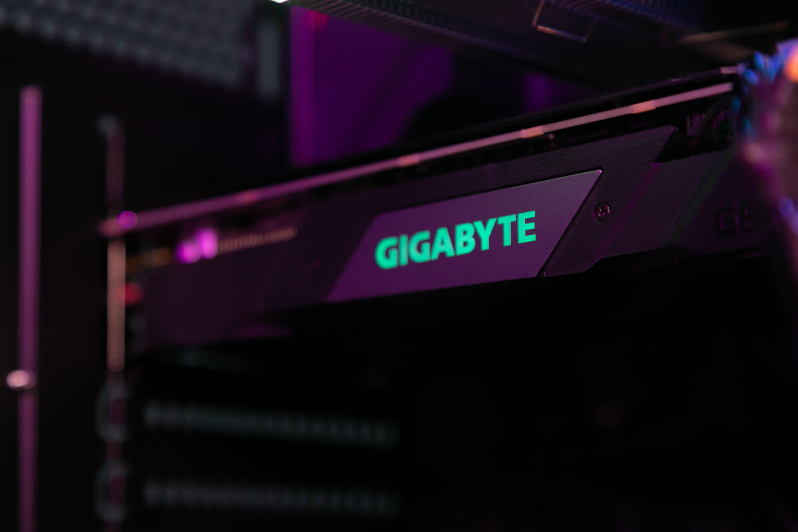 PC GAMING FALCON 037 (R7 3700X/X570/16GB RAM/250GB SSD/1TB HDD/GTX 1660 Super/550W/Tản CR-1000GT/RGB