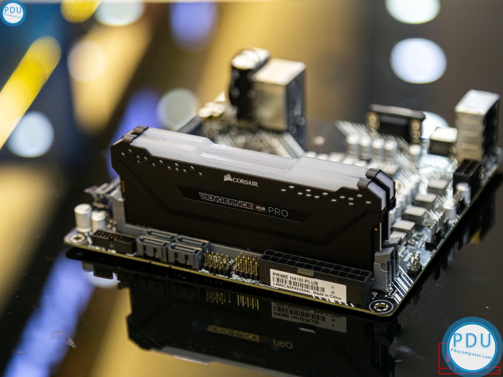 RAM Desktop CORSAIR Vengeance PRO RGB (CMW16GX4M2D3000C16) 16GB (2x8GB) DDR4 3000MHz