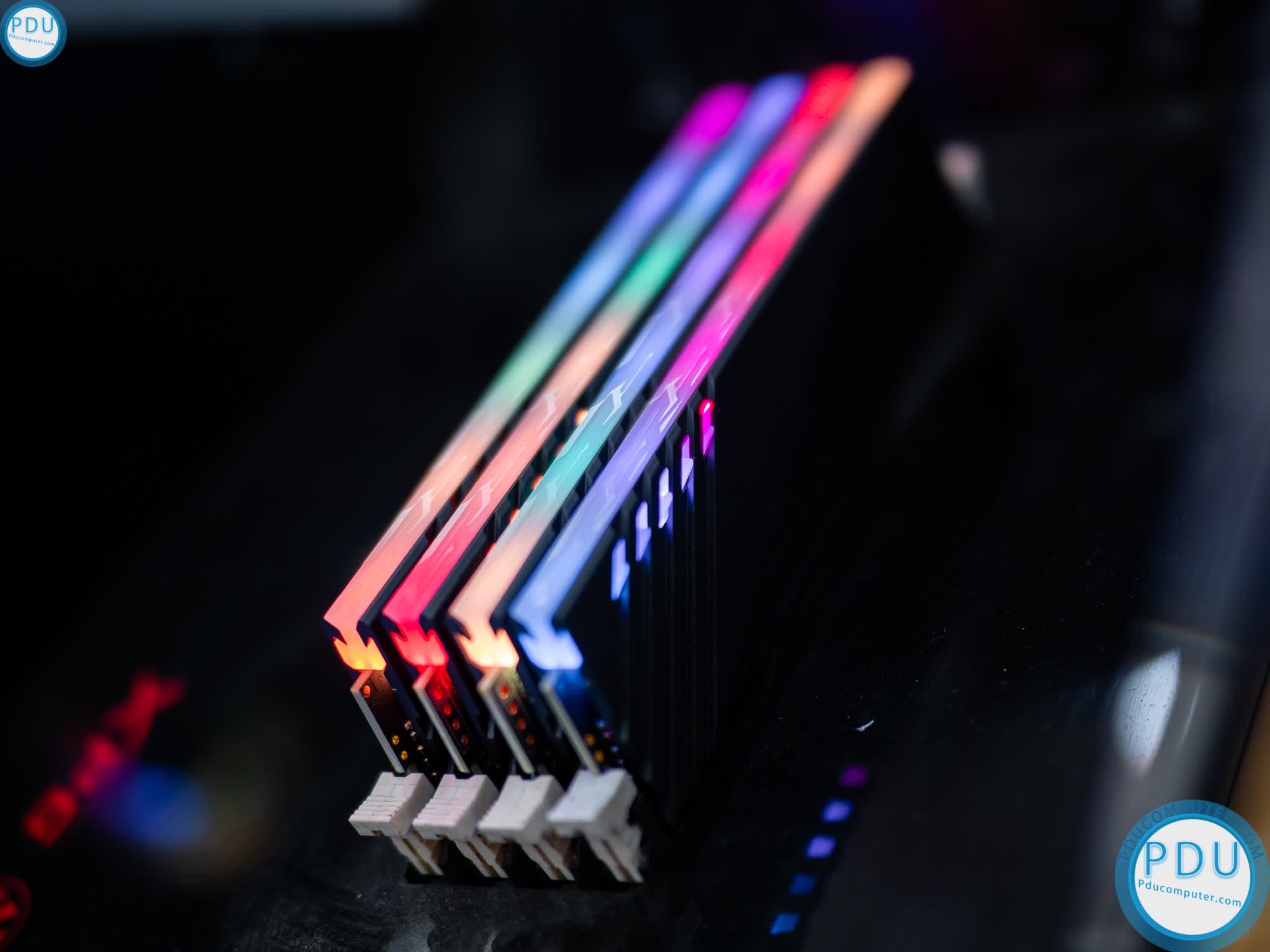 Ram Desktop Gigabyte AORUS RGB 16GB (2x8GB) (With Demo Kit) DDR4 3600Mhz (GP_AR36C18S8K2HU416RD)